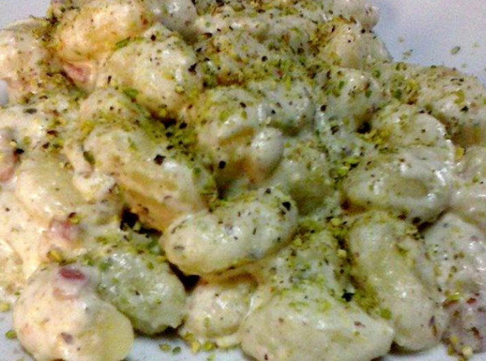 Gnocchi/Paccheri con crema di formaggi Speck e Pistacchi